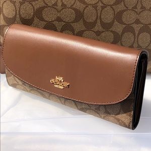 Coach signature wallet 💯Authentic
